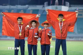 Tạ Ngọc Tưởng, Lê Ngọc Phúc, Nguyễn Thị Ngọc, Nguyễn Thị Hằng giành huy chương vàng nội dung 4x400m hỗn hợp. (Ảnh: Minh Quyết/TTXVN)