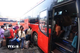 Hành khách xếp đồ đạc lên xe tại Bến xe Mỹ Đình. (Ảnh: Tuấn Anh/TTXVN)