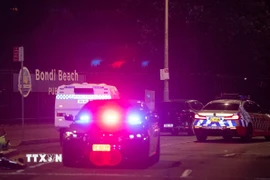 Cảnh sát được triển khai gần hiện trường vụ tấn công ở Sydney, Australia ngày 14/12/2025. (Ảnh: THX/TTXVN)