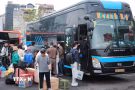 Hành khách lên xe tại Bến xe Giáp Bát. (Ảnh: Hoàng Hiếu/TTXVN)