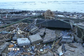 Mái kè, thân kè biển tại xã Rạng Đông (Ninh Bình) bị sóng đánh tan nát, ngổn ngang. (Ảnh: Công Luật/TTXVN)