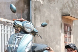 Người dân thôn Ngộ Đạo, xã Đa Phúc (Hà Nội) di chuyển tài sản khỏi vùng bị ngập. (Ảnh: Hoàng Hiếu/TTXVN)