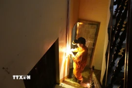 Cán bộ, công nhân Đội Quản lý điện lực khu vực Hà Giang làm việc liên tục cả ngày lẫn đêm, trong điều kiện khó khăn để cấp điện trở lại cho người dân. (Ảnh: Chí Kiên/TTXVN phát)