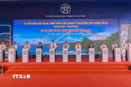 Phó Thủ tướng Mai Văn Chính và các đại biểu thực hiện nghi thức khởi công Dự án đầu tư xây dựng cầu Trần Hưng Đạo. (Ảnh: Phan Phương/TTXVN)