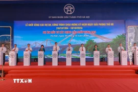 Phó Thủ tướng Mai Văn Chính và các đại biểu thực hiện nghi thức khởi công Dự án đầu tư xây dựng cầu Trần Hưng Đạo. (Ảnh: Phan Phương/TTXVN)