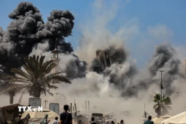 Toà nhà đổ sập sau vụ không kích của Israel tại thành phố Gaza ngày 5/9/2025. (Ảnh: THX/TTXVN)