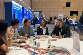 Các doanh nghiệp tích cực trao đổi tìm kiếm đối tác. (Ảnh: Tâm Hằng/TTXVN)