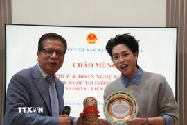 Đại sứ Đặng Minh Khôi chúc Đức Phúc thành công. (Ảnh: Tâm Hằng/TTXVN)