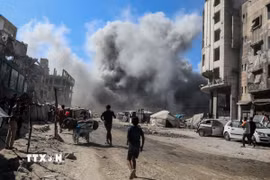 Khói bốc lên sau vụ không kích của Israel xuống thành phố Gaza. (Ảnh: THX/TTXVN)