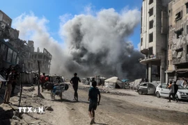 Khói bốc lên sau vụ không kích của Israel xuống thành phố Gaza. (Ảnh: THX/TTXVN)