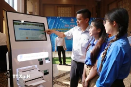 Trải nghiệm ứng dụng khoa học công nghệ, chuyển đổi số vào cuộc sống tại Đồng Nai. (Ảnh: Lê Xuân/TTXVN)