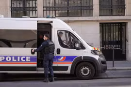 Cảnh sát đứng bên ngoài tòa nhà Ngân hàng Bank of America ở Paris. (Ảnh: AP)