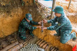 Cán bộ, chiến sĩ Công ty xử lý bom mìn, vật nổ 319 (Bộ Quốc phòng) thu gom bom, mìn tại vùng biên giới các xã Minh Tân, Tả Ván và Nghĩa Thuận, tỉnh Hà Giang (7/2023). (Ảnh: Hoàng Hiếu/TTXVN)