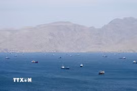 Tàu thuyền di chuyển trên eo biển Hormuz, ngoài khơi tỉnh Musandam, Oman, ngày 27/4/2026. (Ảnh: Reuters/TTXVN)