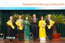 Lãnh đạo Thành phố Hồ Chí Minh chúc mừng các thầy thuốc đạt danh hiệu Thầy thuốc Nhân dân. (Ảnh: Đinh Hằng/TTXVN)