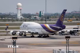 Máy bay của Thai Airways tại sân bay Suvarnabhumi ở Bangkok, Thái Lan. (Ảnh: AFP/TTXVN)