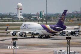 Máy bay của Thai Airways tại sân bay Suvarnabhumi ở Bangkok, Thái Lan. (Ảnh: AFP/TTXVN)