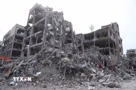 Những ngôi nhà bị phá hủy sau cuộc không kích tại Tehran, Iran. (Ảnh: THX/TTXVN)