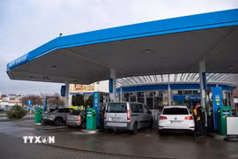 Một trạm xăng ở Slubice, Ba Lan. (Ảnh: THX/TTXVN)
