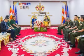 Đại sứ Nguyễn Minh Vũ dẫn đầu đoàn Đại sứ quán Việt Nam tại Campuchia chúc mừng Tết cổ truyền Choul Chnam Thmey 2026 tại trụ sở Bộ Tổng tư lệnh Quân đội Hoàng gia Campuchia ở thủ đô Phnom Penh, ngày 25/3/2026. (Ảnh: TTXVN phát)