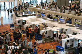 Hành khách xếp hàng tại quầy làm thủ tục ở sân bay Changi, Singapore. (Ảnh: THX/TTXVN)