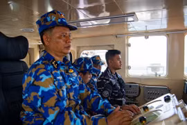 Sau khi nhận thông báo từ Tàu 992 điều hành lễ duyệt binh của Hải quân nước chủ nhà Indonesia, chỉ huy Tàu 09 cùng với hoa tiêu của Hải quân Indonesia phối hợp đưa tàu vào vị trí duyệt binh, nhanh chóng triển khai đội hình cùng các tàu khác chào tàu chỉ huy. (Ảnh: Báo Quân đội Nhân dân)