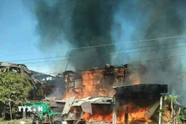 Một ngôi nhà ở tỉnh Sisaket, Thái Lan bị phá huỷ do trúng đạn pháo trong xung đột biên giới với Campuchia, ngày 13/12/2025. (Ảnh: THX/TTXVN)