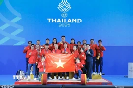 Đội tuyển cử tạ Việt Nam. (Ảnh: Minh Quyết/TTXVN)