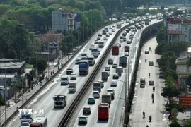 Phương tiện di chuyển trên đường Vành đai 3 trên cao. (Ảnh: Phạm Kiên/TTXVN)