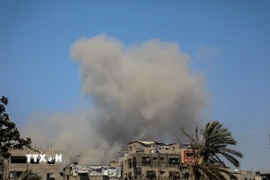 Khói bốc lên từ khu vực al-Tuffah, phía Đông thành phố Gaza sau cuộc không kích của Israel. (Ảnh: THX/TTXVN)