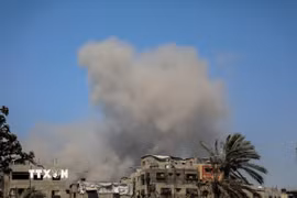 Khói bốc lên từ khu vực al-Tuffah, phía Đông thành phố Gaza sau cuộc không kích của Israel. (Ảnh: THX/TTXVN)