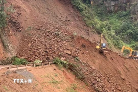 Hàng trăm m3 đất đá từ taluy dương bất ngờ sạt xuống, vùi lấp toàn bộ mặt đường trên Quốc lộ 32, thuộc địa phận xã Púng Luông, tỉnh Lào Cai. (Ảnh: TTXVN phát)