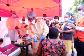 Nhân viên y tế tiêm vaccine phòng bệnh Ebola cho người dân châu Phi. (Ảnh: THX/TTXVN)