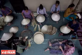 Để làm ra chiếc nón cần trải qua rất nhiều công đoạn tỉ mỉ. (Ảnh: Báo Ảnh Việt Nam)