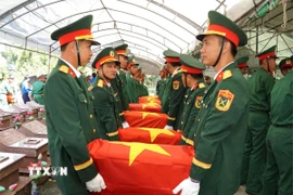 Truy điệu và cải táng hài cốt liệt sỹ. (Ảnh: Huỳnh Phúc Hậu/TTXVN)