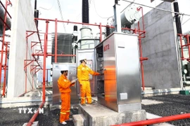 Công nhân kiểm tra thiết bị tại Trạm biến áp 500kV Đăk Nông. (Ảnh: Huy Hùng/TTXVN)