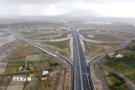 Sáng 19/12/2025, Ủy ban Nhân dân tỉnh Khánh Hòa tổ chức Lễ thông xe kỹ thuật 20km đầu tuyến của dự án thành phần 1 thuộc Dự án đầu tư xây dựng đường bộ cao tốc Khánh Hòa-Buôn Ma Thuột. Đây là 1 trong 5 công trình, dự án được chọn khởi công, khánh thành, thông xe kỹ thuật để chào mừng Đại hội lần thứ XIV của Đảng. (Ảnh: Phan Sáu/TTXVN)