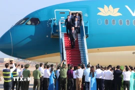 Đúng 8 giờ 20 phút, máy bay Boeing 787 của Hãng hàng không quốc gia Việt Nam – Vietnam Airlines, chở theo lãnh đạo Đảng, Nhà nước, các Bộ, Ngành đáp xuống đường băng số 1, chính thức khai trương vận hành Cảng hàng không quốc tế Long Thành. (Ảnh: Sỹ Tuyên/TTXVN)