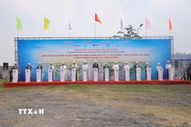 Đại biểu thực hiện nghi thức khởi công "Dự án đầu tư xây dựng mở rộng đường cao tốc Thành phố Hồ Chí Minh-Trung Lương-Mỹ Thuận. (Ảnh Công Trí/TTXVN)