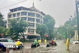 Khẩn trương tiêu thoát nước khu vực Phan Bội Châu giao với Lý Thường Kiệt. (Ảnh: Nguyễn Thắng/TTXVN)