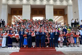 Thủ tướng Phạm Minh Chính với các đại biểu tham dự Hội nghị tổng kết Chương trình và Phong trào thi đua “Cả nước chung tay xóa nhà tạm, nhà dột nát”. (Ảnh: Dương Giang/TTXVN)