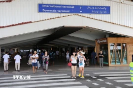 Khách du lịch tại sân bay ở Male, Maldives. (Ảnh: THX/TTXVN)