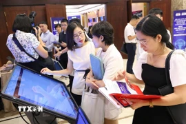 Đại biểu tại một diễn đàn trải nghiệm về chuyển đổi số. (Ảnh: Hà Anh/TTXVN phát)