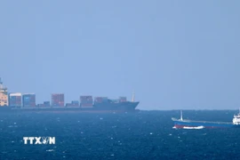 Tàu chở hàng hướng vào eo biển Hormuz. (Ảnh: AFP/TTXVN)