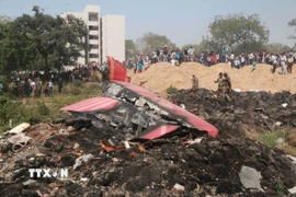 Hiện trường vụ rơi máy bay của Hãng Air India ở thành phố Ahmedabad, bang Gujarat, Ấn Độ ngày 13/6/2025. (Ảnh: THX/TTXVN)