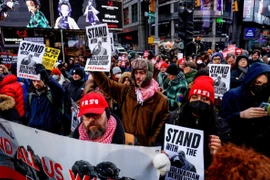 Người dân tập trung tại Quảng trường Thời đại phản đối hành động quân sự của Mỹ tại Venezuela. (Ảnh: AFP/Getty images)