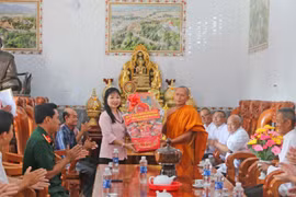 Phó Bí thư Tỉnh ủy, Chủ tịch Ủy ban Mặt trận Tổ quốc Việt Nam tỉnh An Giang Trần Thị Thanh Hương (phải) tặng quà, chúc mừng Tết cổ truyền Chôl Chnăm Thmây tại chùa Tà Pạ, xã Tri Tôn. (Ảnh: Công Mạo/TTXVN)