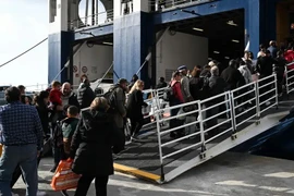 Hàng nghìn người rời khỏi đảo Santorini của Hy Lạp bằng đường biển. (Ảnh: SOOC/AFP/Getty Images)