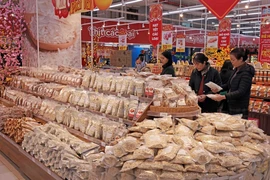 Khách hàng mua sắm tại Big C Long Biên (Hà Nội). (Ảnh: Trần Việt/TTXVN)