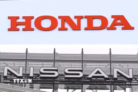 Biểu tượng hãng ô tô Honda và Nissan. (Ảnh: Kyodo/TTXVN)